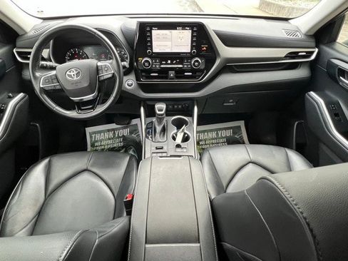 Used 2021 Toyota Highlander XLE image 2