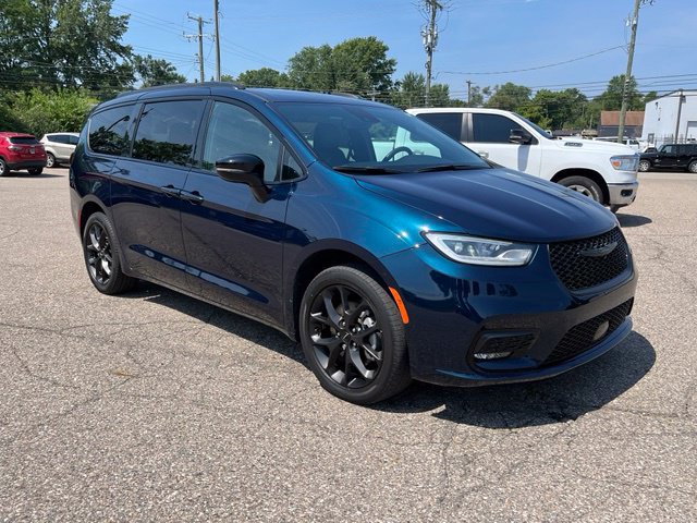 Used 2023 Chrysler Pacifica Limited w/ S Appearance Package AWD/4WD image 7