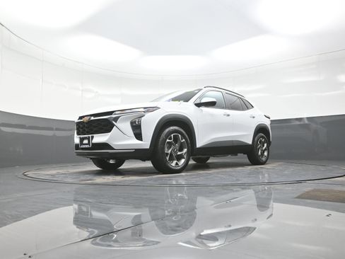 Used 2024 Chevrolet Trax LT w/ Driver Confidence Package image 11