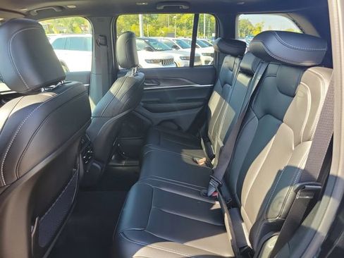 New 2025 Jeep Grand Cherokee Limited w/ Black Appearance Package image 17