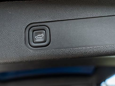 Used 2013 Cadillac Escalade Platinum image 17