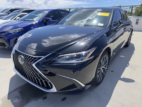 Used 2024 Lexus ES 300h w/ Premium Package image 2