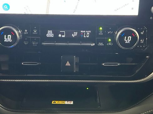 Used 2024 Toyota Highlander Platinum AWD/4WD image 93