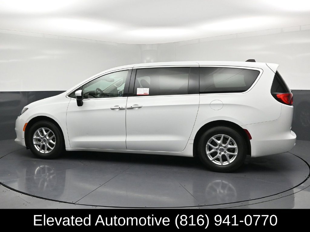 Used 2023 Chrysler Voyager LX FWD image 27