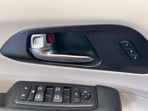 Used 2020 Chrysler Pacifica Limited FWD image 13