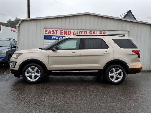 Used 2017 Ford Explorer XLT w/ Equipment Group 201A image 2