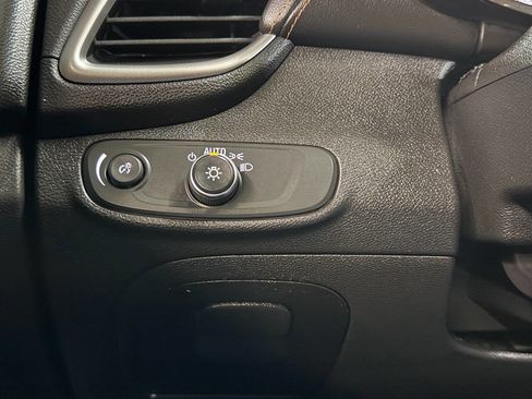 Used 2019 Chevrolet Trax LT w/ Sun & Sound Package image 37