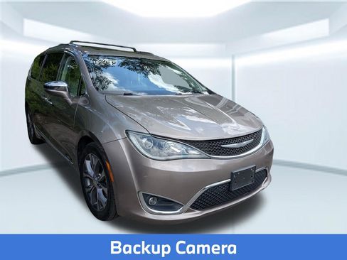 Used 2017 Chrysler Pacifica Limited FWD image 4