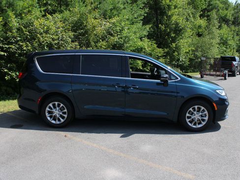 Used 2025 Chrysler Pacifica Select AWD/4WD image 4