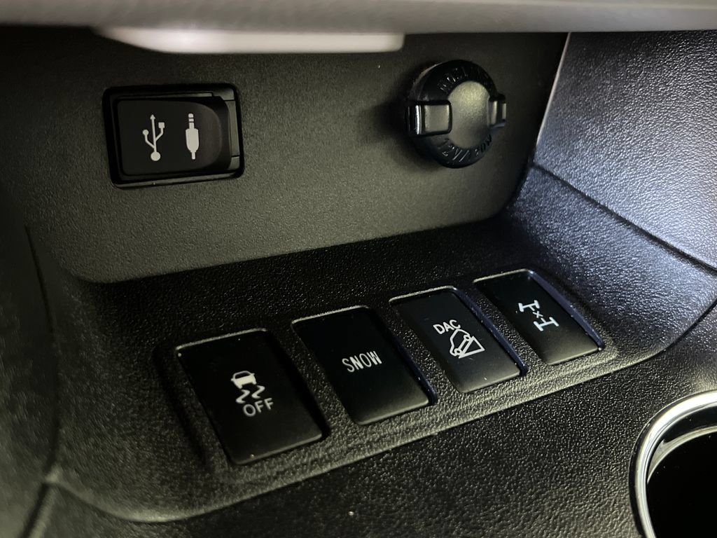 Used 2015 Toyota Highlander Limited w/ Driver Technology Package AWD/4WD image 36