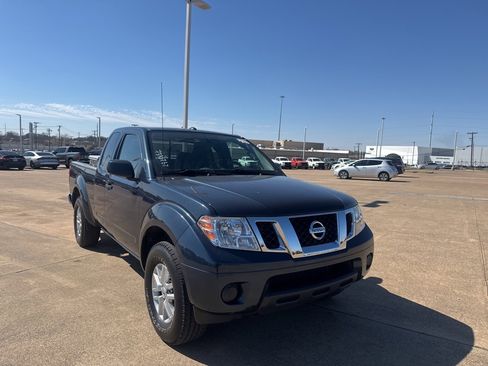 Used 2016 Nissan Frontier SV image 2