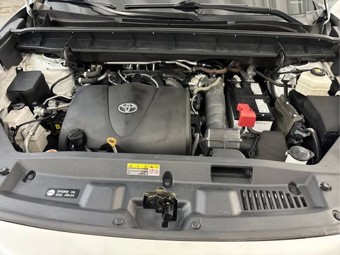 Used 2022 Toyota Highlander XLE AWD/4WD image 29