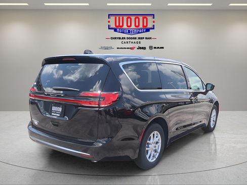 New 2027 Chrysler Pacifica Select FWD image 3