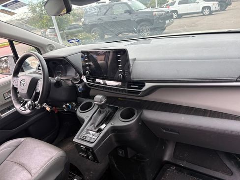 Used 2021 Toyota Sienna Limited FWD image 31