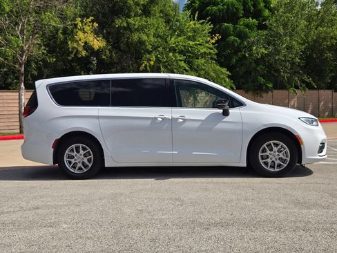 Used 2025 Chrysler Pacifica Select FWD image 2