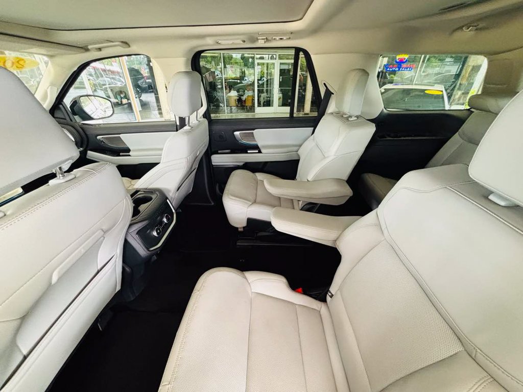 Used 2025 Ford Expedition Platinum w/ Driver's Package AWD/4WD image 37