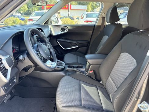 Used 2022 Kia Soul LX image 9