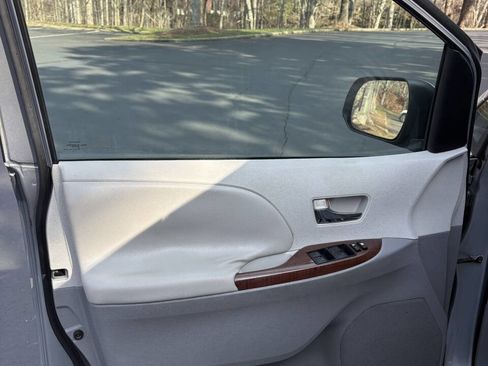 Used 2011 Toyota Sienna XLE w/ Entertainment Pkg FWD image 17