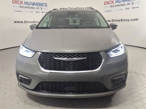 Used 2022 Chrysler Pacifica Touring-L image 2