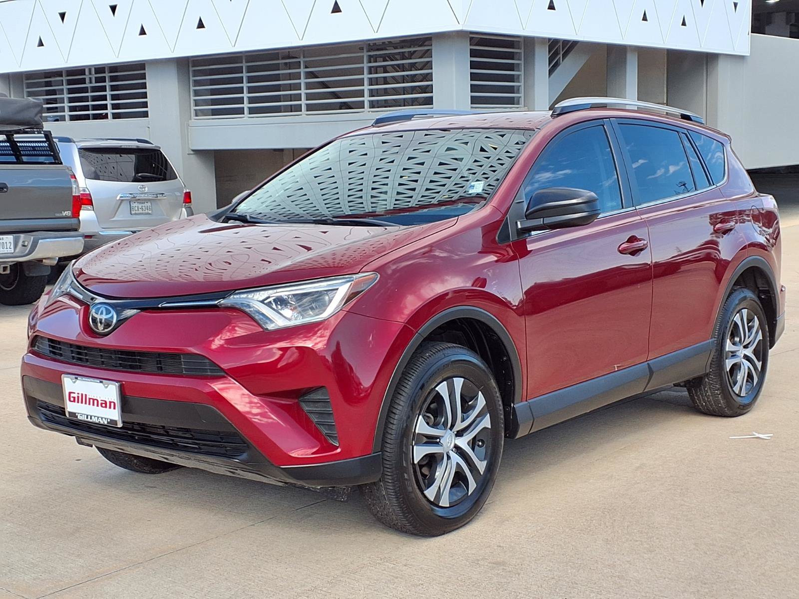 Used 2018 Toyota RAV4 LE FWD image 24