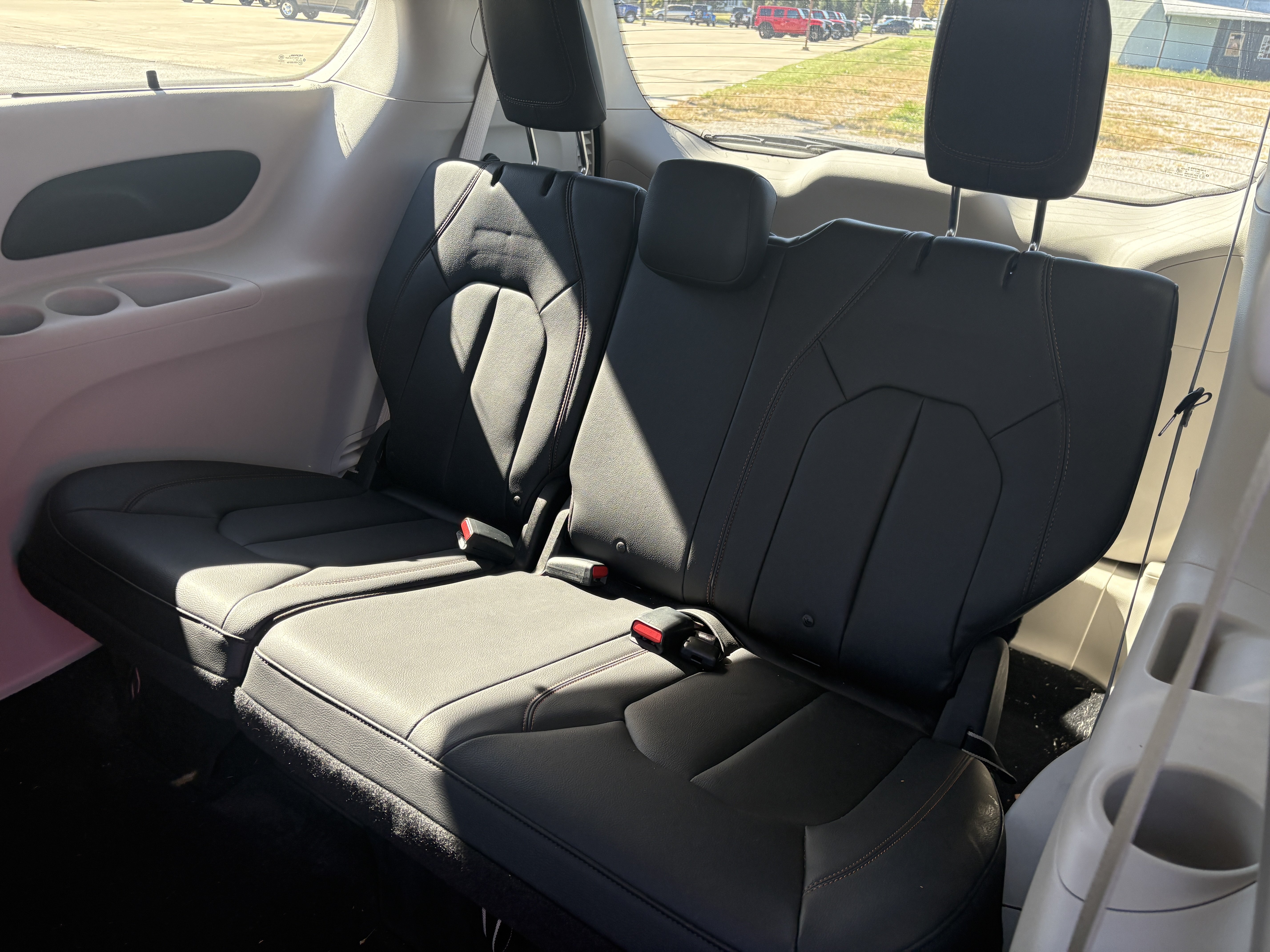 Used 2017 Chrysler Pacifica Touring-L FWD image 8