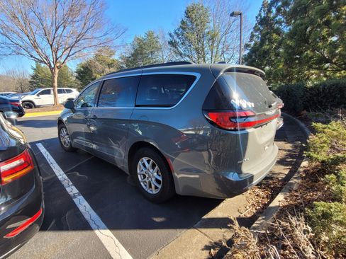 Used 2022 Chrysler Pacifica Touring-L image 3