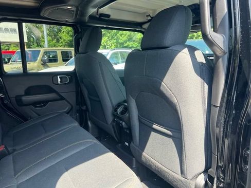 Used 2025 Jeep Wrangler Unlimited Sahara AWD/4WD image 24