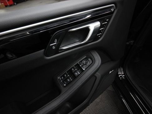 Used 2023 Porsche Macan image 16