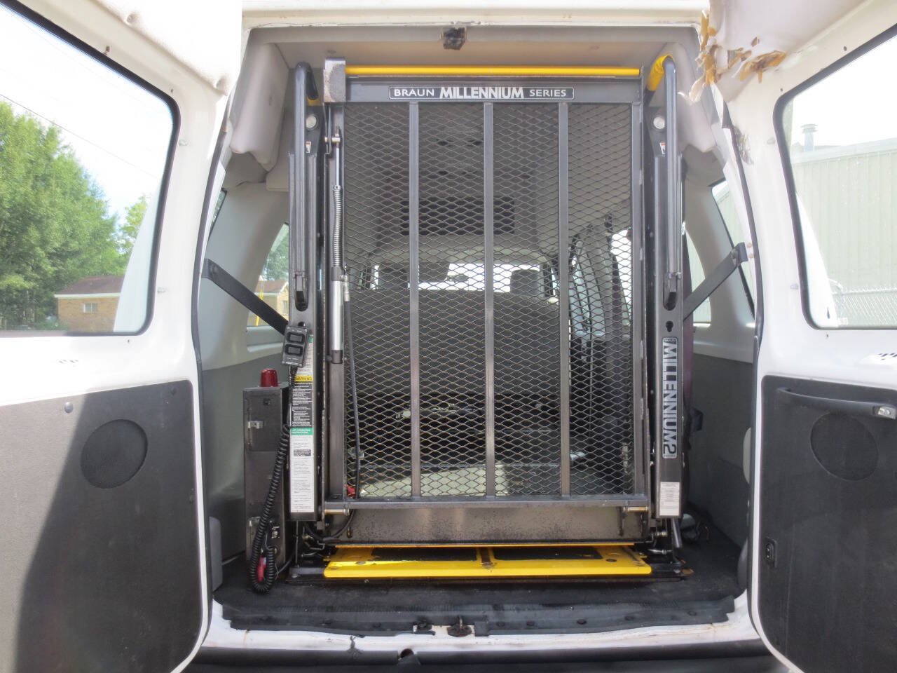 Used 2010 Ford E-350 and Econoline 350 XL RWD image 6
