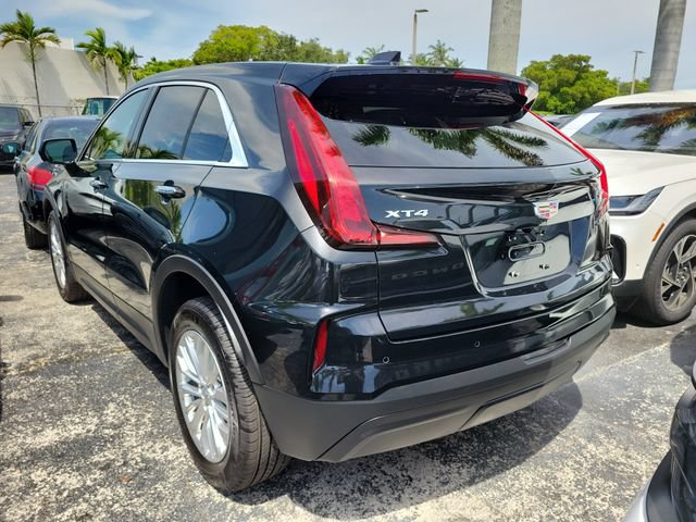 Used 2024 Cadillac XT4 Luxury w/ Cold Weather Package FWD image 4