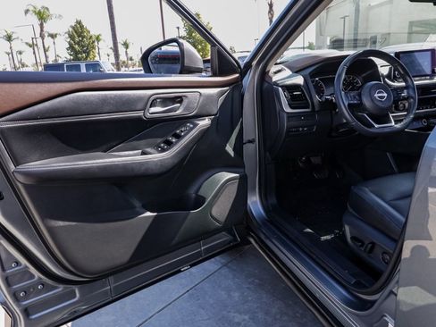 Used 2023 Nissan Rogue SV w/ SV Premium B Package image 12