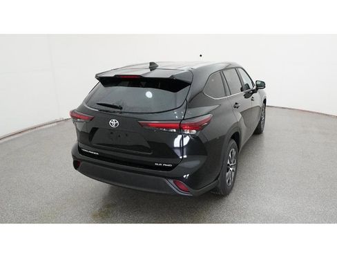 New 2026 Toyota Highlander XLE image 8