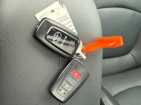 Used 2022 Toyota RAV4 XLE Premium image 23