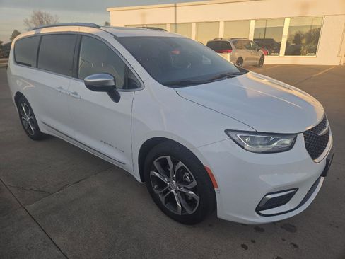 New 2026 Chrysler Pacifica Pinnacle w/ Trailer Tow Group image 11