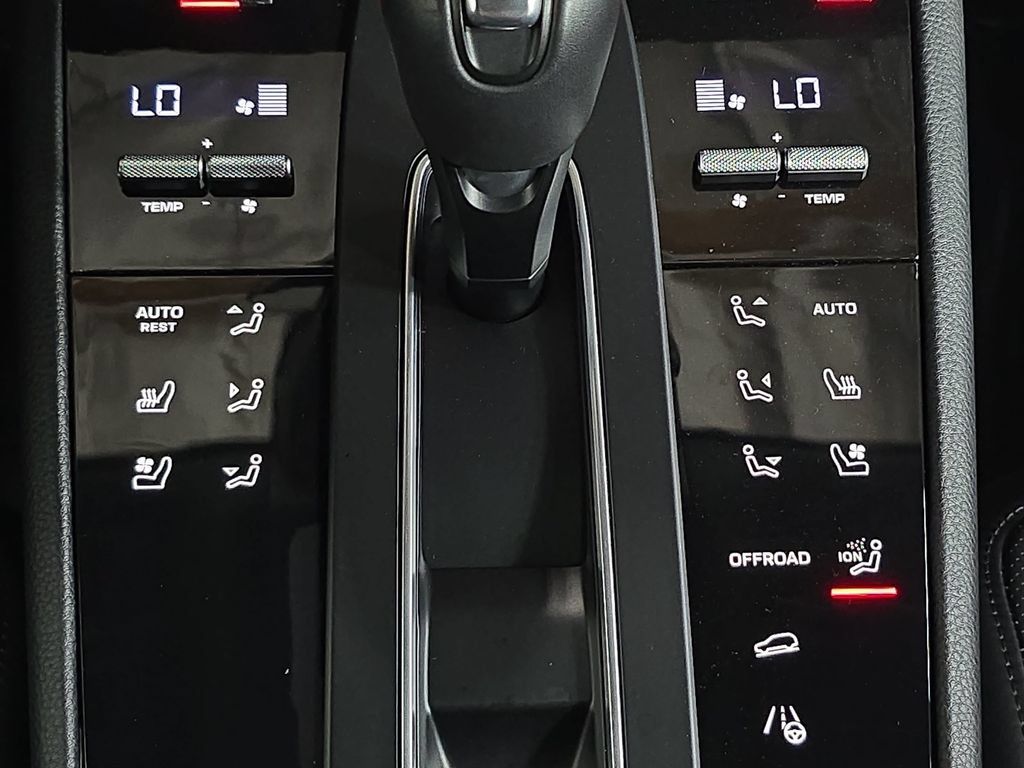Certified 2026 Porsche Macan AWD/4WD image 19