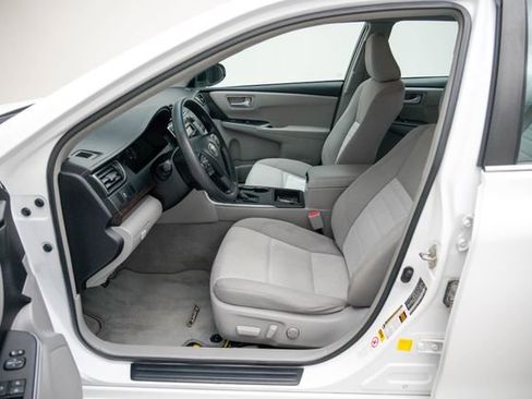Used 2015 Toyota Camry LE image 6