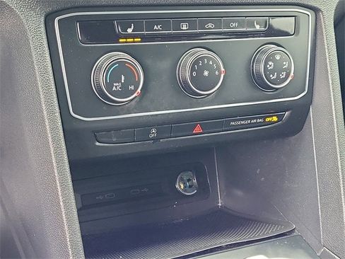 Used 2022 Volkswagen Atlas Cross Sport SE image 17