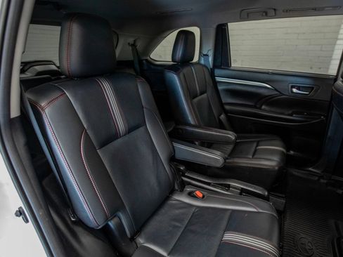 Used 2019 Toyota Highlander SE AWD/4WD image 25