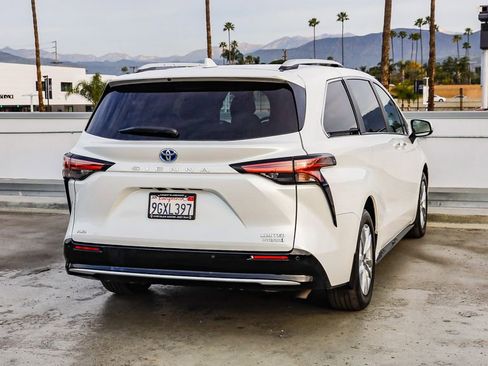 Used 2023 Toyota Sienna Limited image 8