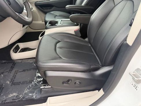Used 2024 Chrysler Pacifica Touring-L FWD image 17
