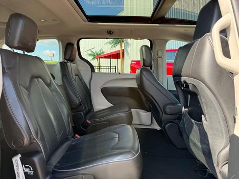 Used 2020 Chrysler Pacifica Limited FWD image 14