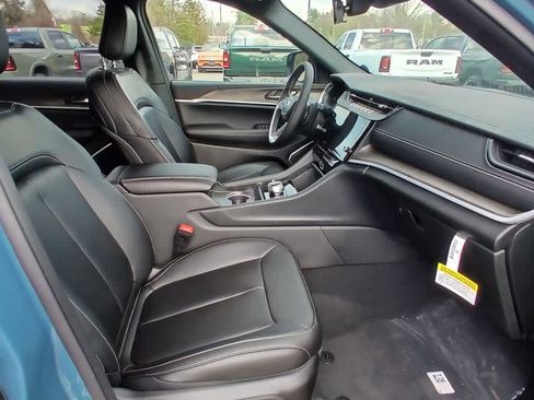 New 2026 Jeep Grand Cherokee L Limited w/ Limited Altitude Package AWD/4WD image 17