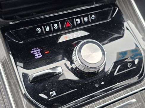 Used 2022 Jeep Wagoneer Series III w/ Flexible Seating Group image 32