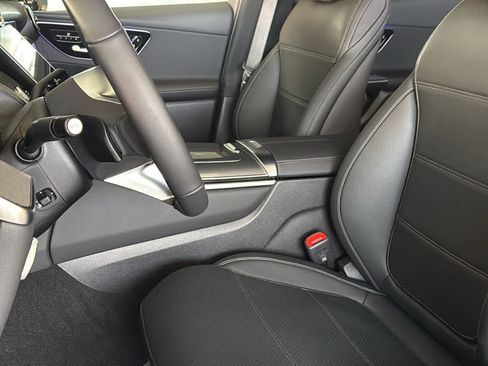 Used 2025 Mercedes-Benz GLC 300 4MATIC image 26