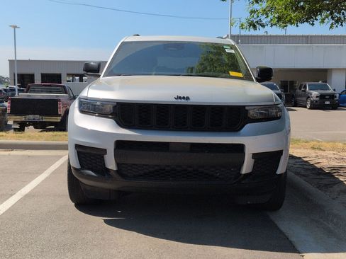 Used 2024 Jeep Grand Cherokee L Altitude image 3