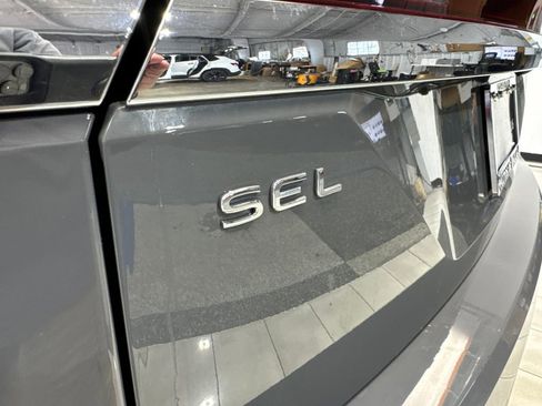 Used 2025 Volkswagen Atlas SEL AWD/4WD image 23