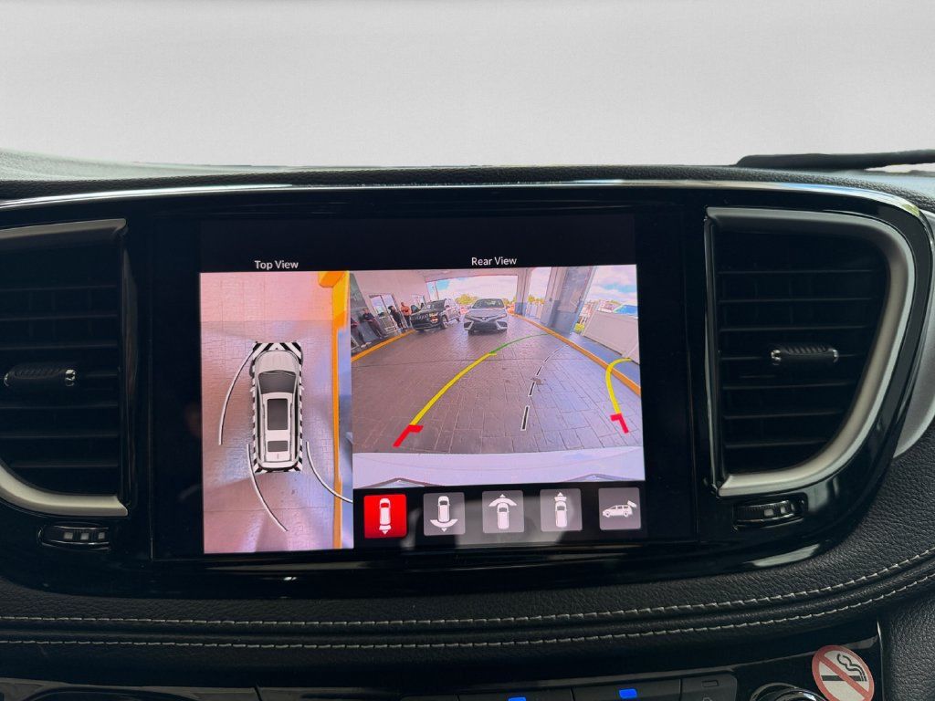 Used 2024 Chrysler Pacifica Limited FWD image 16