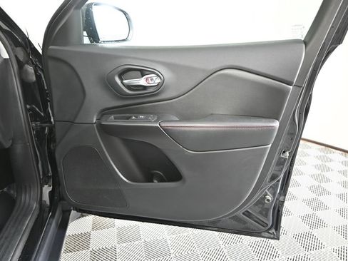 Used 2019 Jeep Cherokee Trailhawk image 12