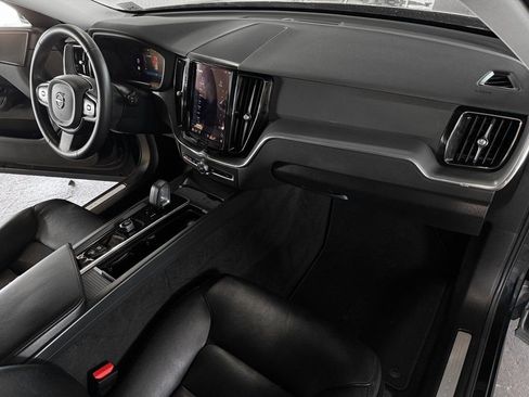 Used 2023 Volvo XC60 B5 Core image 2