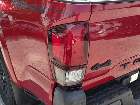 Used 2021 Toyota Tacoma SR5 AWD/4WD image 7